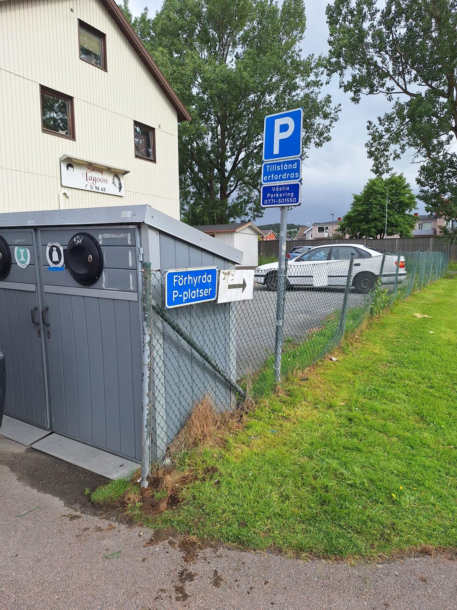 Upprätat flätverksstaket kring ett miljöhus, med skyltstolpen åter på plats